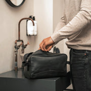 Stefan Full-Grain Leather Toiletry Bag para Mujer - Vista de perfil lateral con corte ergonómico de manga