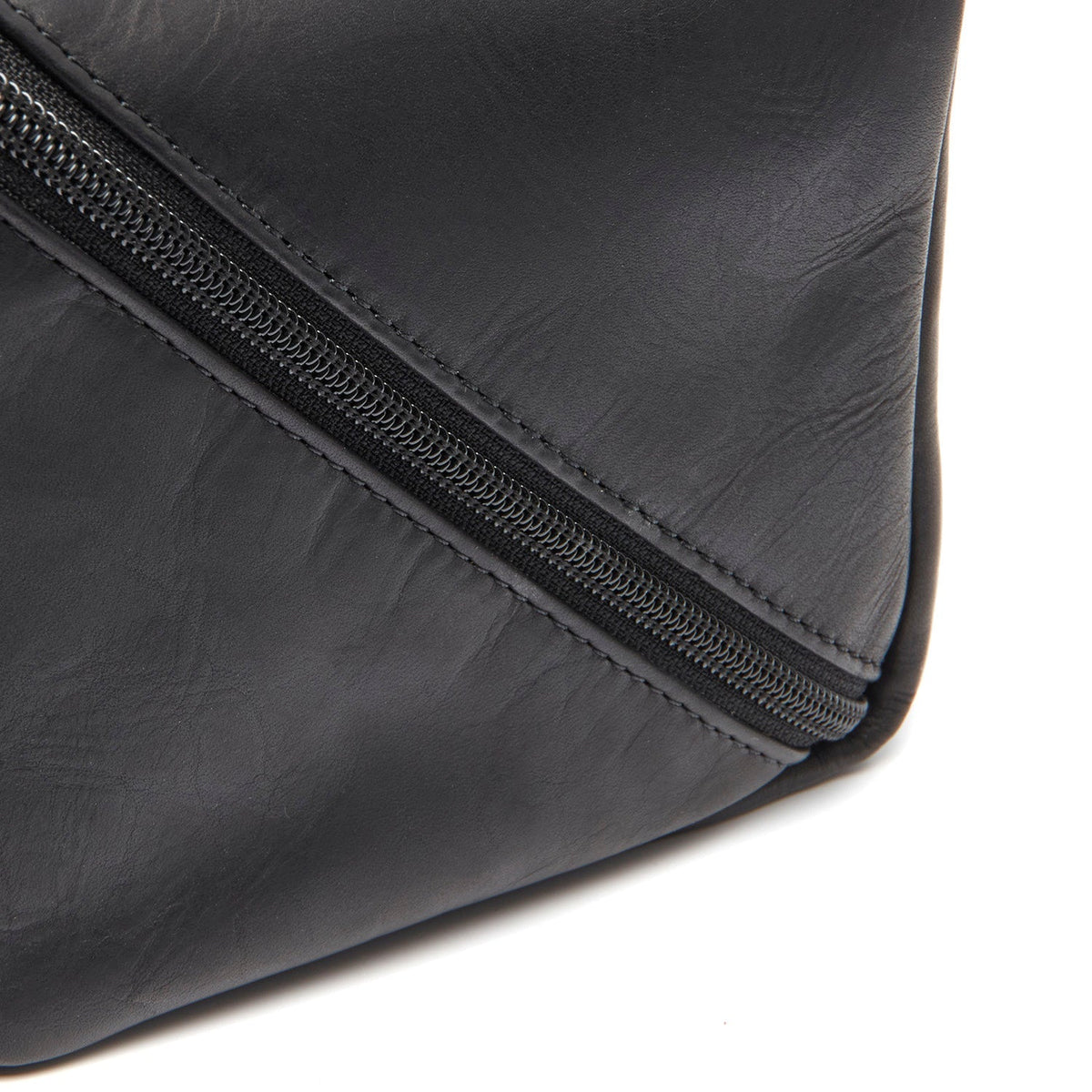 Detalle de cerca of Classic Collar &amp; Heavy-Duty Zipper Hardware on Trevia Full-Grain Leather Toiletry Bag para Mujer