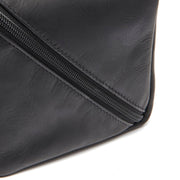 Detalle de cerca of Classic Collar &amp; Heavy-Duty Zipper Hardware on Trevia Full-Grain Leather Toiletry Bag para Mujer