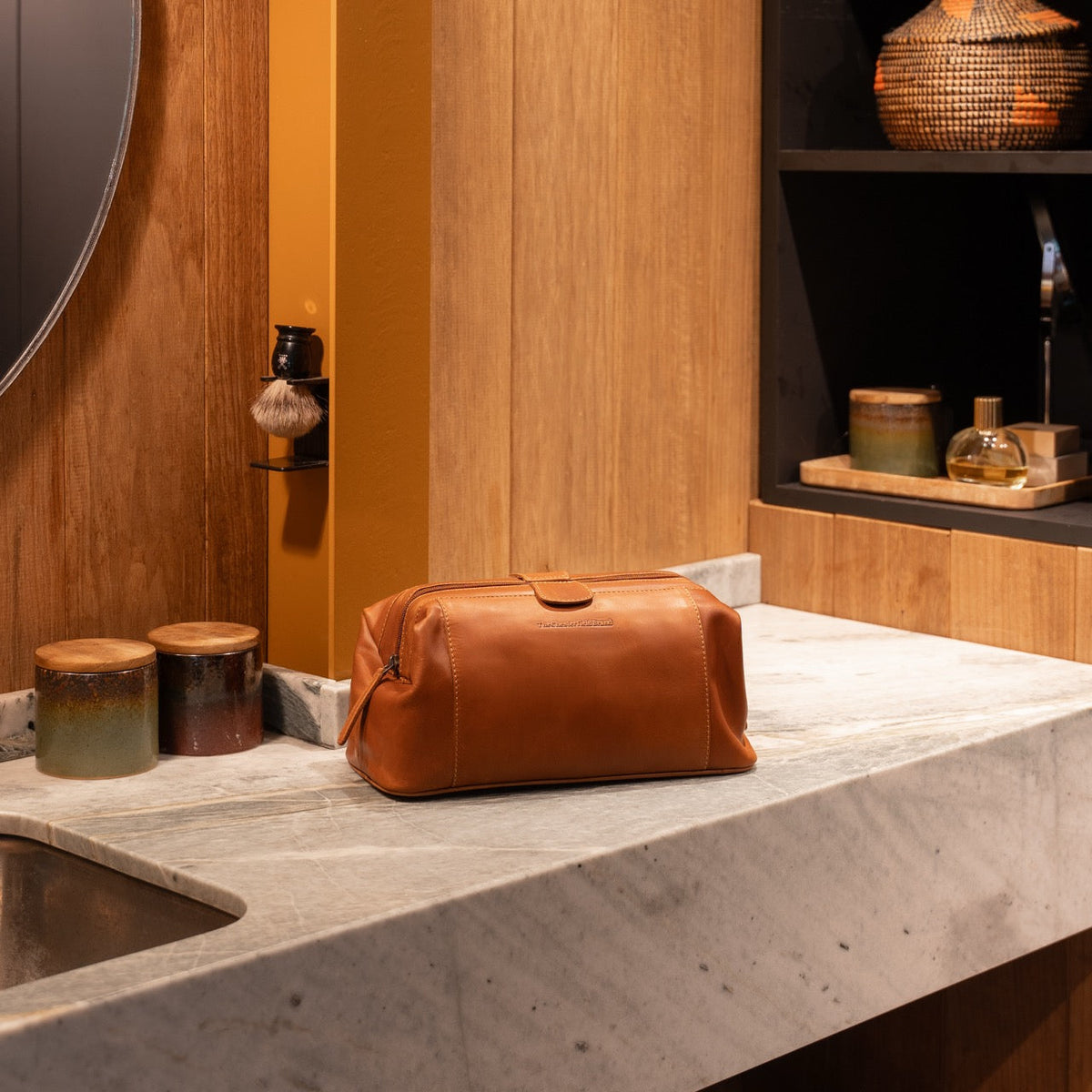 Vince Full-Grain Leather Toiletry Bag para Mujer – Vista alternativa del producto 3