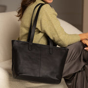 
Classic 100% Full-Grain leather Bag - Perspectiva trasera con correas de cuero reforzadas