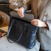 
Solid Antique Brass Hardware & Heavy-Duty Dual Zipper Detail on Osira Bolso tote de cuero flor