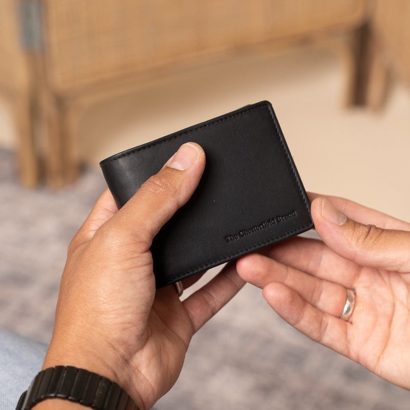 
Classic 100% Full-Grain leather Wallet - Perspectiva trasera con correas de cuero reforzadas