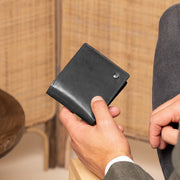 
Tan 100% Full-Grain leather Wallet - Perspectiva trasera con correas de cuero reforzadas