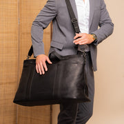 Mark Full-Grain Leather Weekender Bag para Mujer - Structured Side Profile Showing Gusset Depth &amp; Expansion Capacity