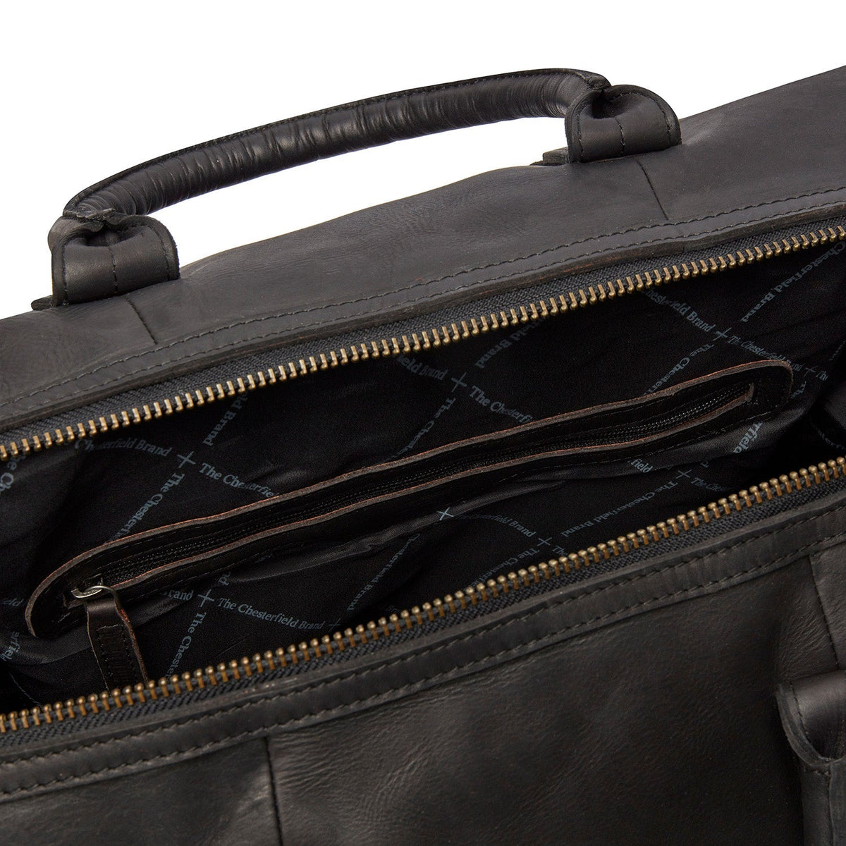 
Solid Antique Brass Hardware & Heavy-Duty Dual Zipper Detail on Portsmouth Bolsa de viaje weekender de cuero flor