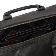 
Solid Antique Brass Hardware & Heavy-Duty Dual Zipper Detail on Portsmouth Bolsa de viaje weekender de cuero flor