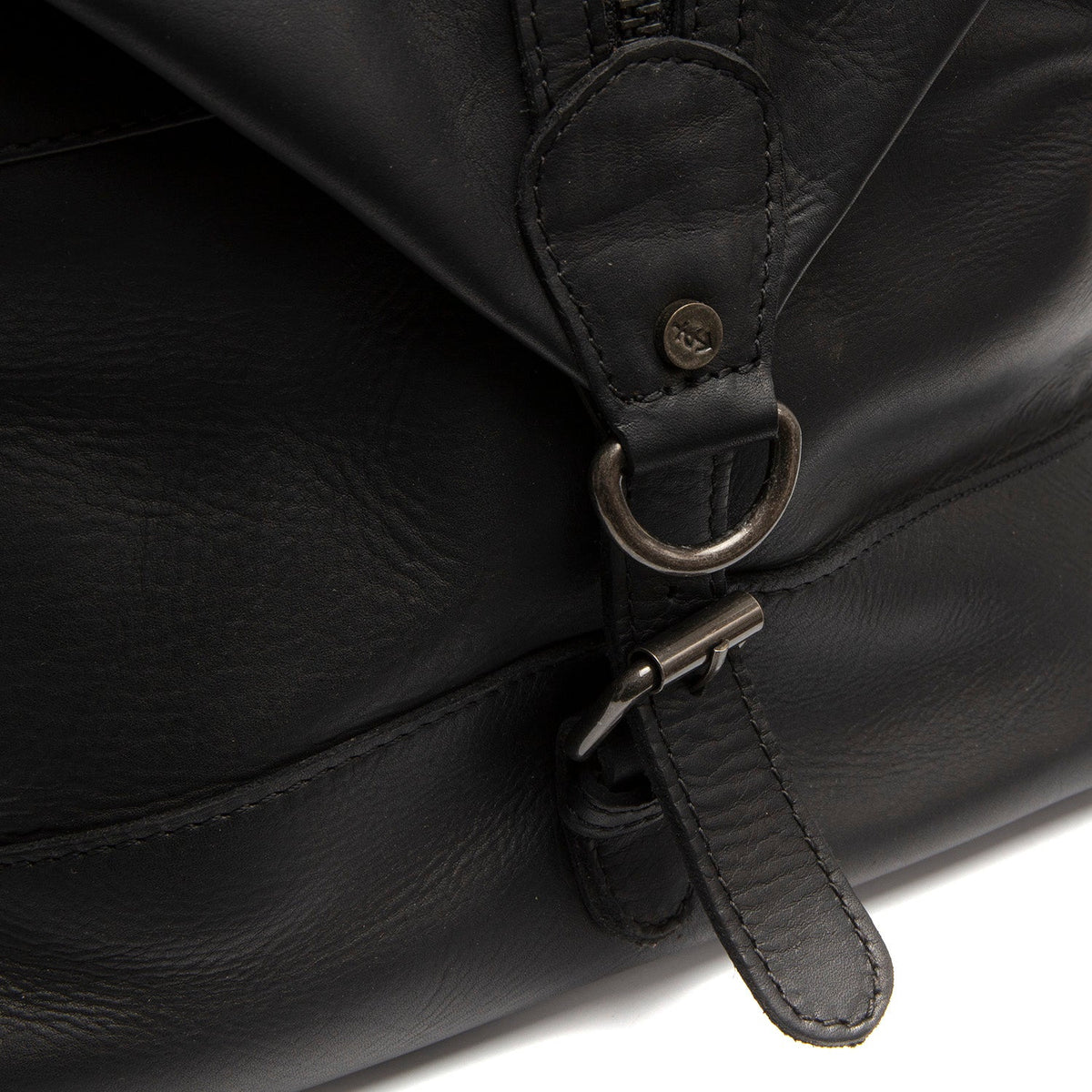 
Solid Antique Brass Hardware & Heavy-Duty Dual Zipper Detail on Portsmouth II Bolsa de viaje weekender de cuero flor