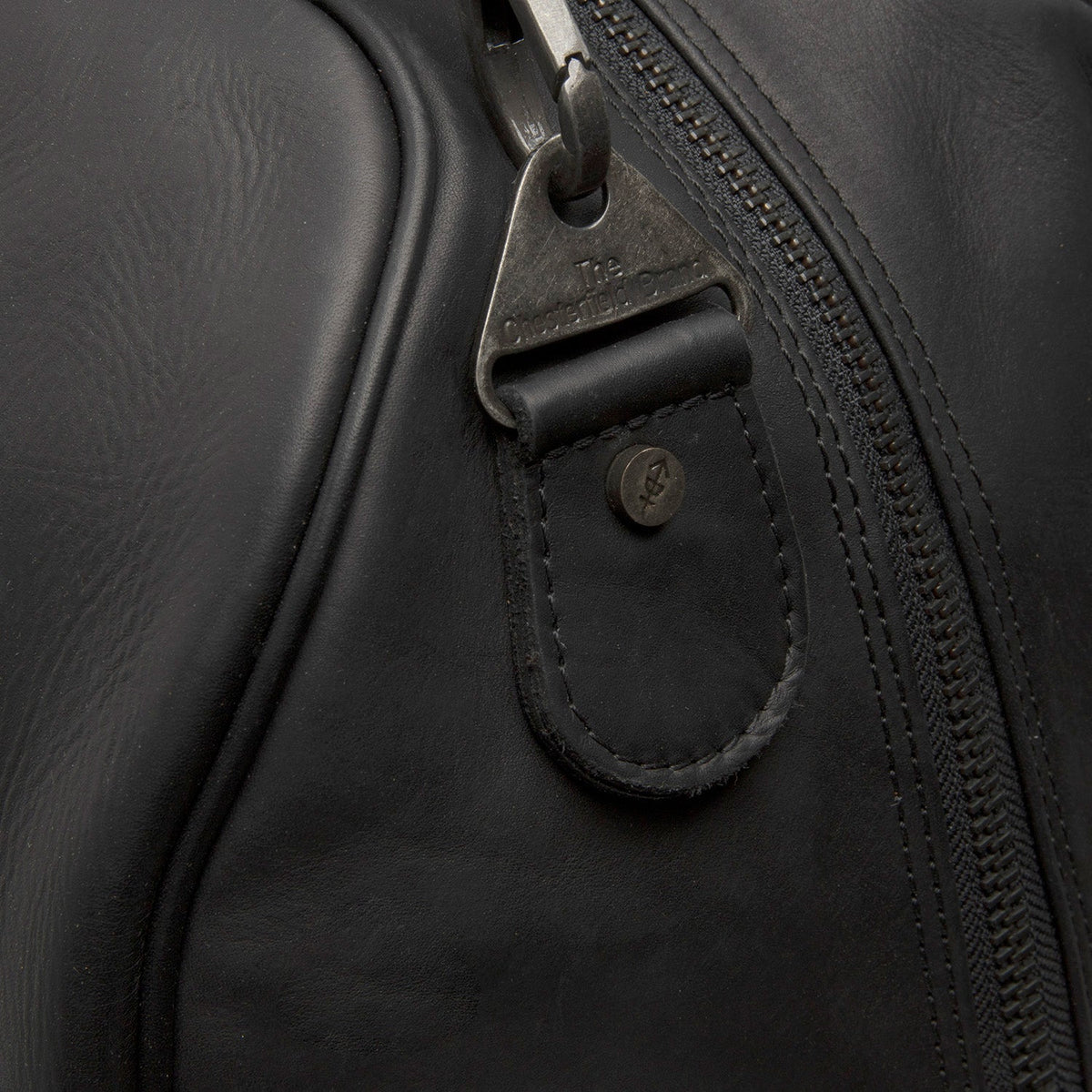 Solid Antique Brass Hardware &amp; Heavy-Duty Dual Zipper Detail on William Full-Grain Leather Weekender Bag para Mujer