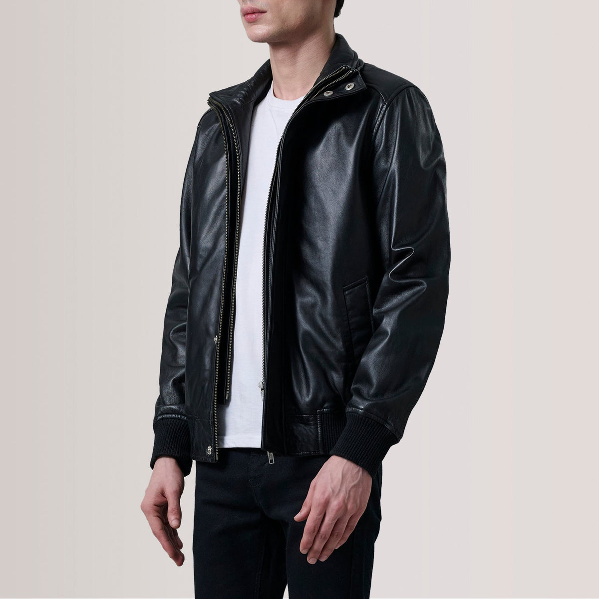 Lester Marrón Suede Cazadora Bomber de Cuero para Hombre For Men - Vista de perfil lateral con corte ergonómico de manga