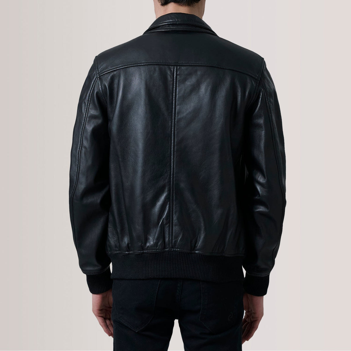 Detalle de cerca of Classic Collar &amp; Zipper Hardware on Lester Marrón Suede Cazadora Bomber de Cuero para Hombre For Men