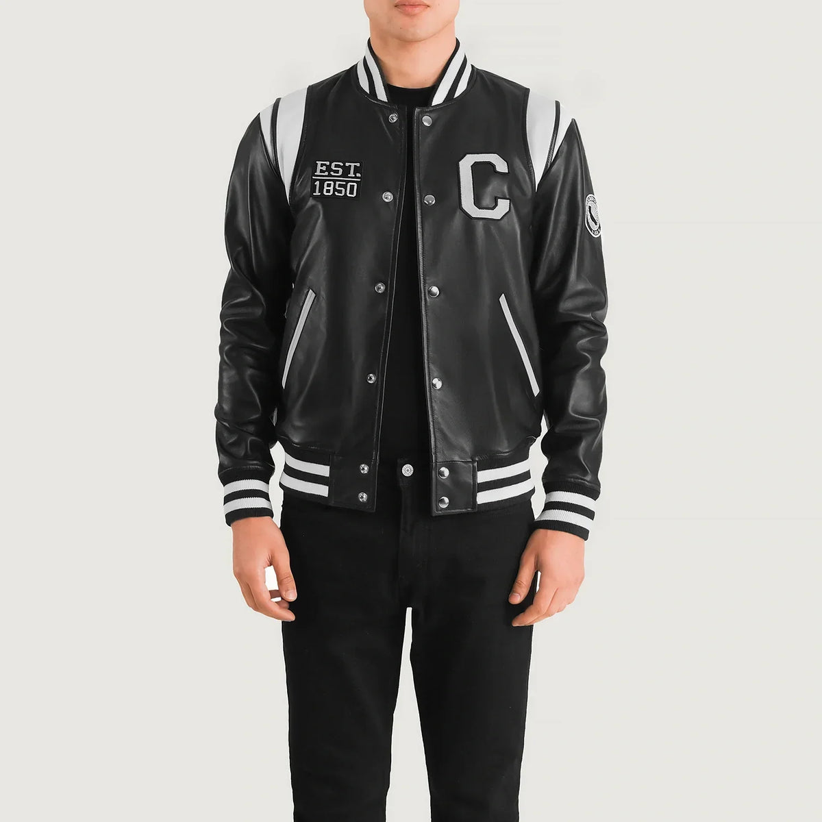 
Liberte California Negro Leather Varsity Chaqueta de Cueropara Hombre in Black & White Sheepskin Leather - Vista frontal y silueta entallada | Comprar online