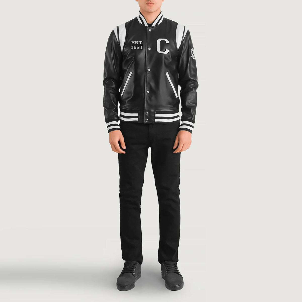 
Liberte California Negro Leather Varsity Chaqueta de Cueropara Hombre - Vista lateral mostrando el corte ergonómico de mangas