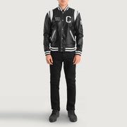 
Liberte California Negro Leather Varsity Chaqueta de Cueropara Hombre - Vista lateral mostrando el corte ergonómico de mangas