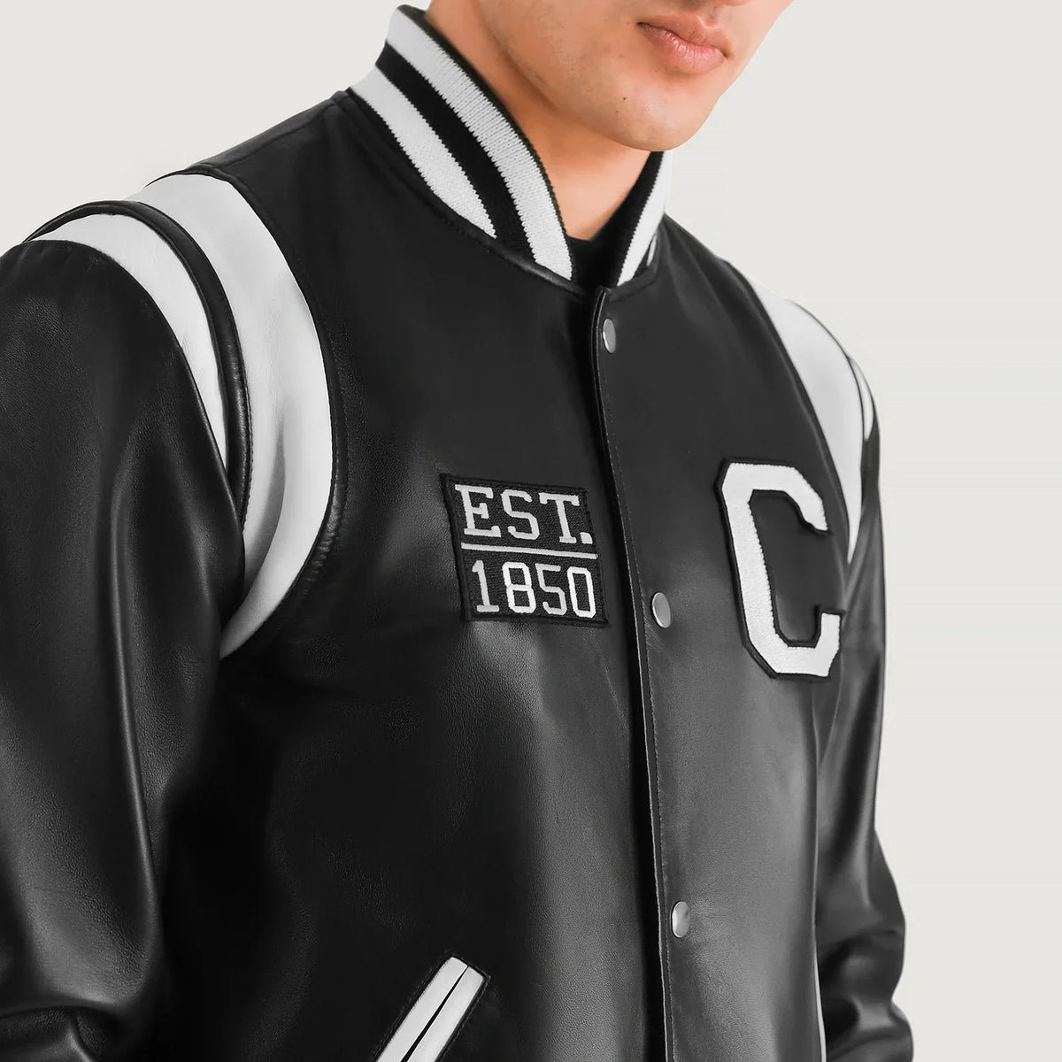 
Vista de detalle of Varsity & Snap Button Hardware on Liberte California Negro Leather Varsity Chaqueta de Cueropara Hombre
