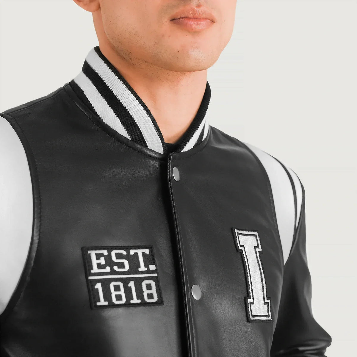 Detalle de cerca of Varsity &amp; Snap Button Hardware on Liberte Illinois Negro Leather Varsity Chaqueta de Cuero para Hombre