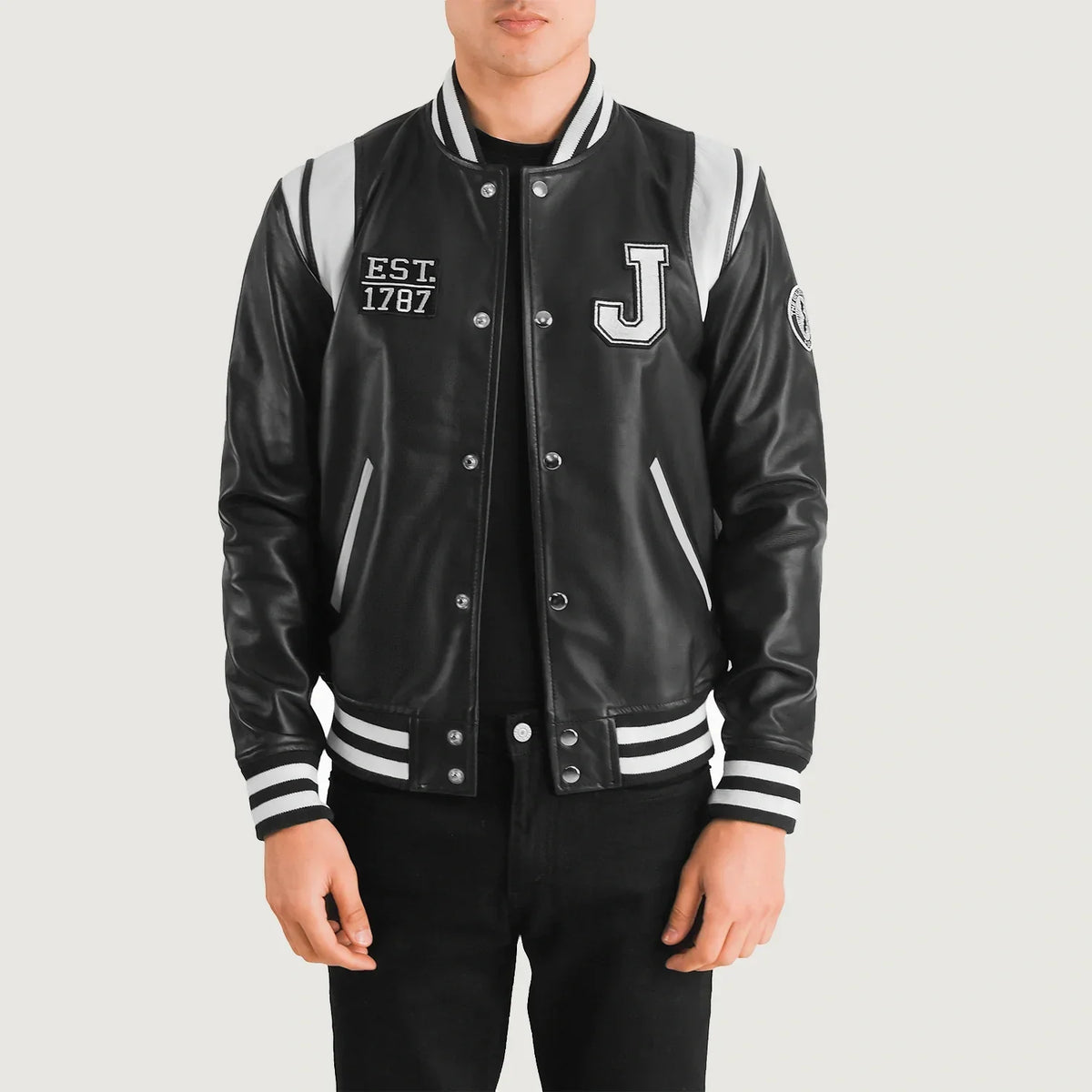 
Liberte New Jersey Negro Leather Varsity Chaqueta de Cuero para Hombre in Black & White Sheepskin Leather - Vista frontal y silueta entallada | Comprar online