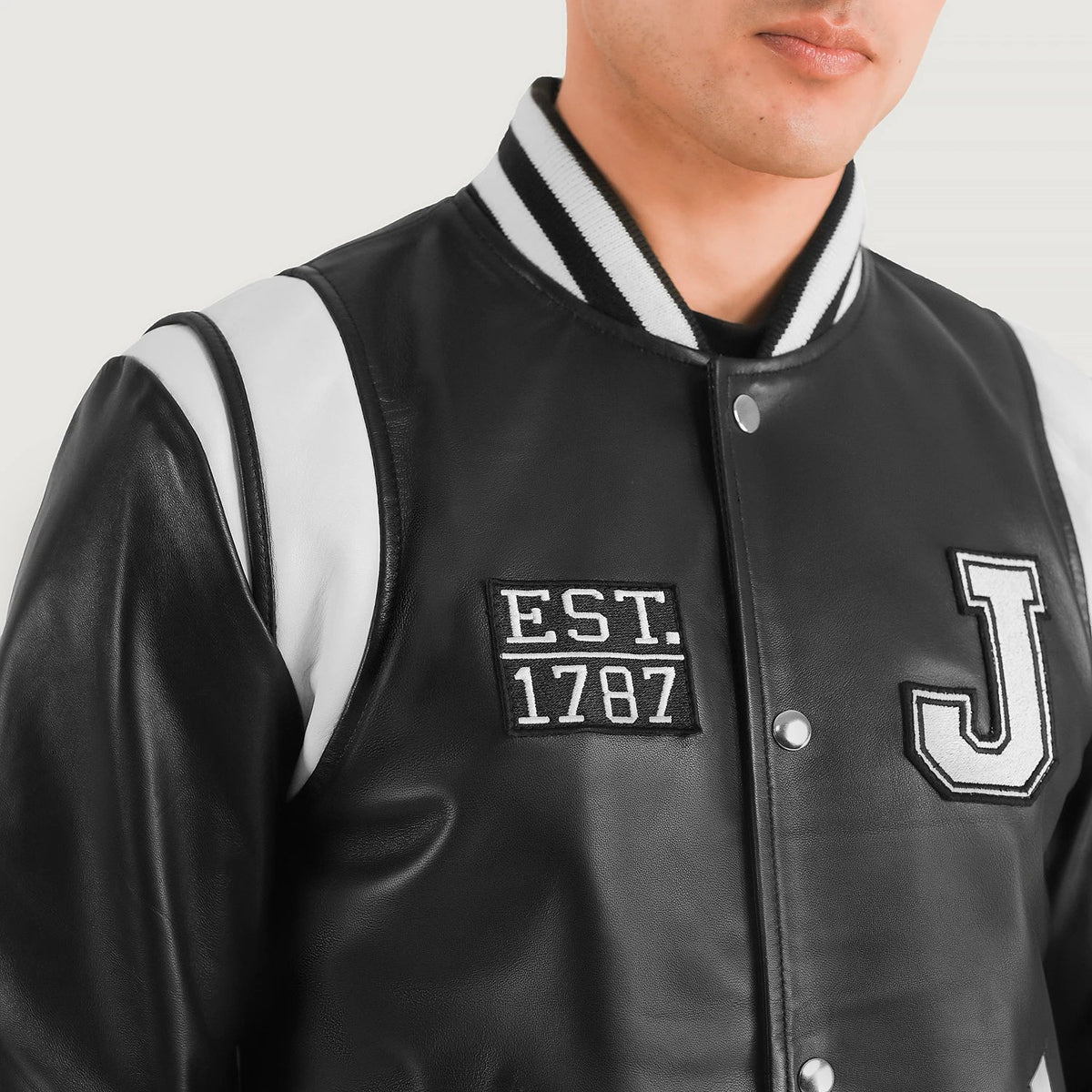 
Vista de detalle of Varsity & Snap Button Hardware on Liberte New Jersey Negro Leather Varsity Chaqueta de Cuero para Hombre