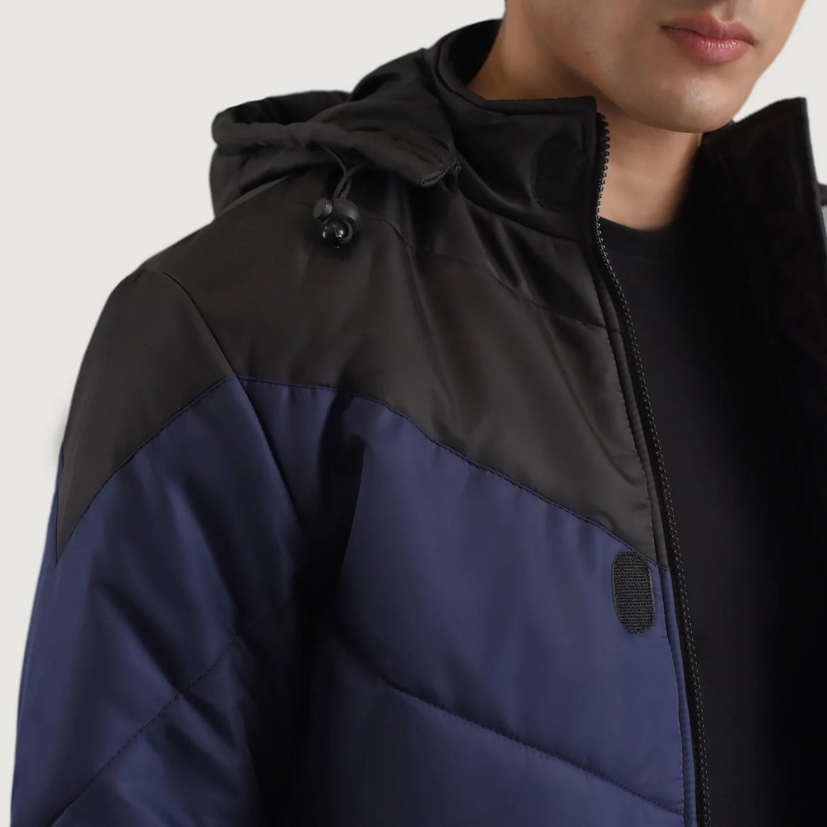 
Vista interior Showing Quilted Viscose Lining & Dos bolsillos interiores de utilidad