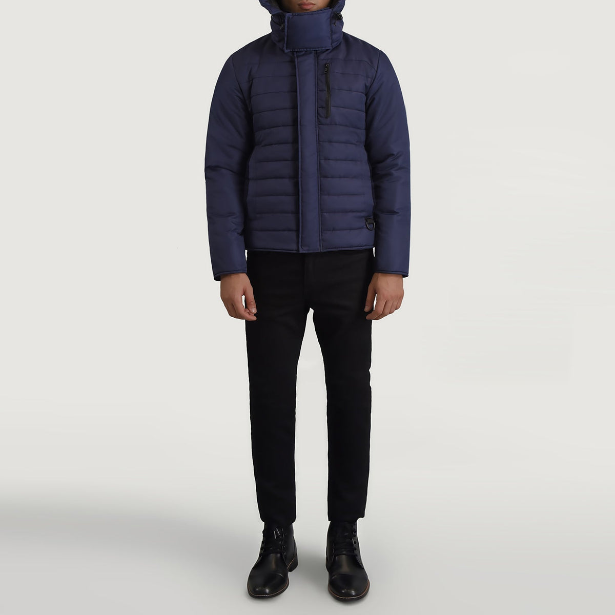 
Malcolm Azul Hooded Puffer Chaqueta de Cuero para Hombre - Vista lateral mostrando el corte ergonómico de mangas