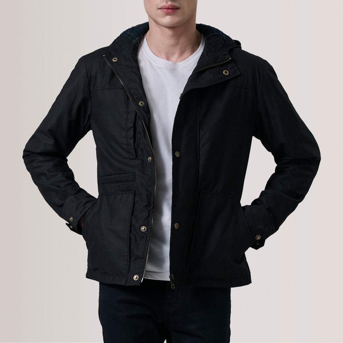 Marlo Negro Canvas Hooded Work Chaqueta de Cuero para Hombre For Men in Black Waxed Cotton Canvas - Vista frontal y silueta a medida | Comprar online