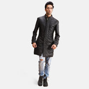 Detalle de cerca of Band with snap button &amp; Zipper with button flap Hardware on Men's Midlander Acolchado Negro Abrigo de Cuero para Hombre