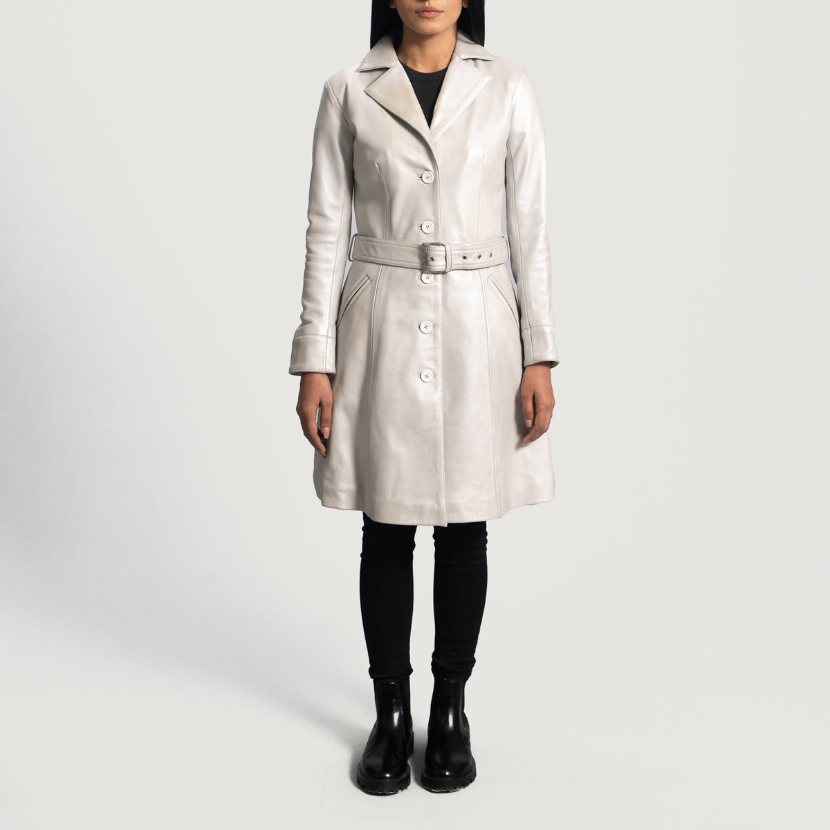 Detalle de cerca of Notch &amp; Button Hardware on Women's Moonlight Silver Trench de Cuero para Mujer