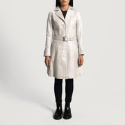 Detalle de cerca of Notch &amp; Button Hardware on Women's Moonlight Silver Trench de Cuero para Mujer