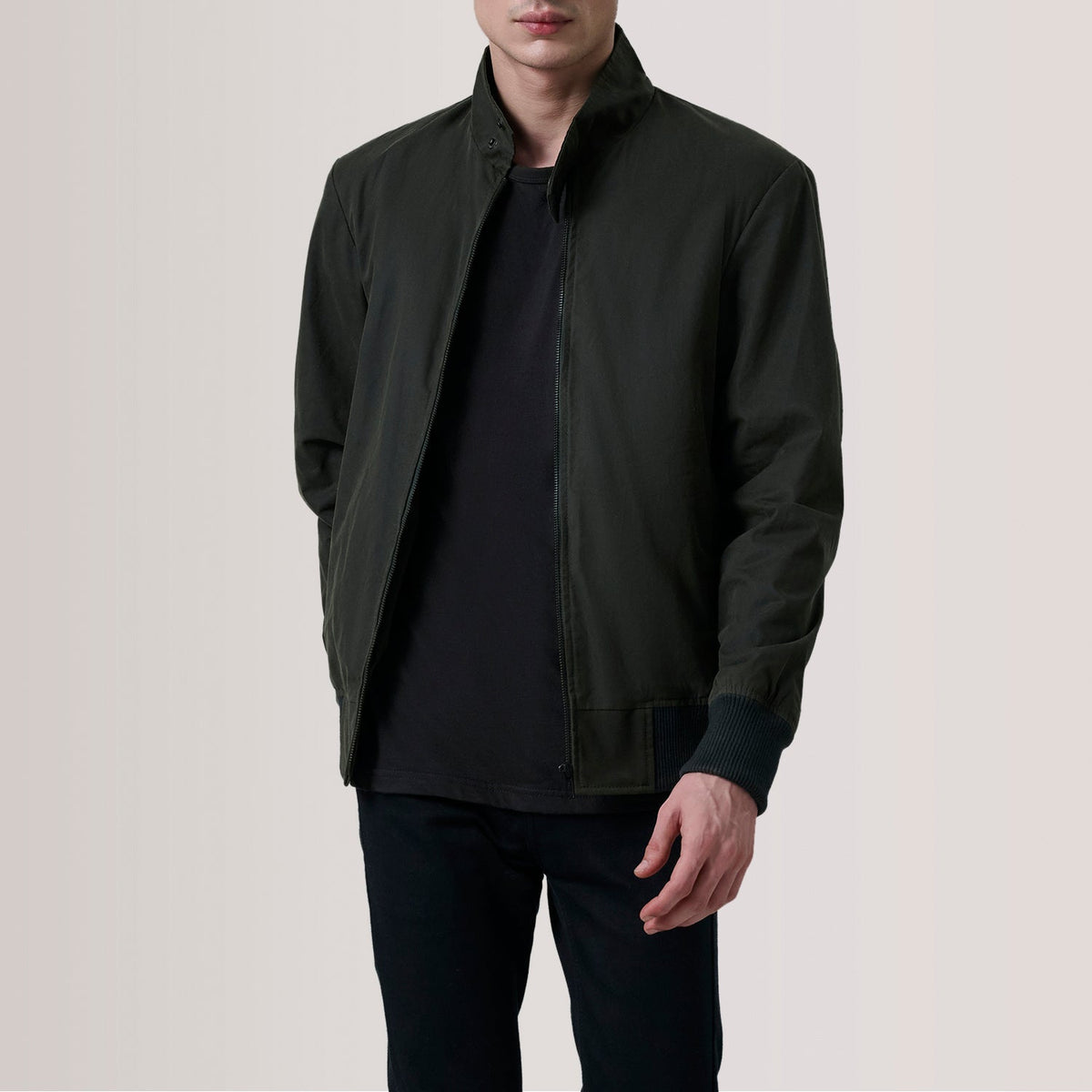 
Morrison Olive Canvas Chaqueta Bomber de Cuero para Hombre For Men in Olive Waxed Cotton Canvas - Vista frontal y silueta entallada | Comprar online