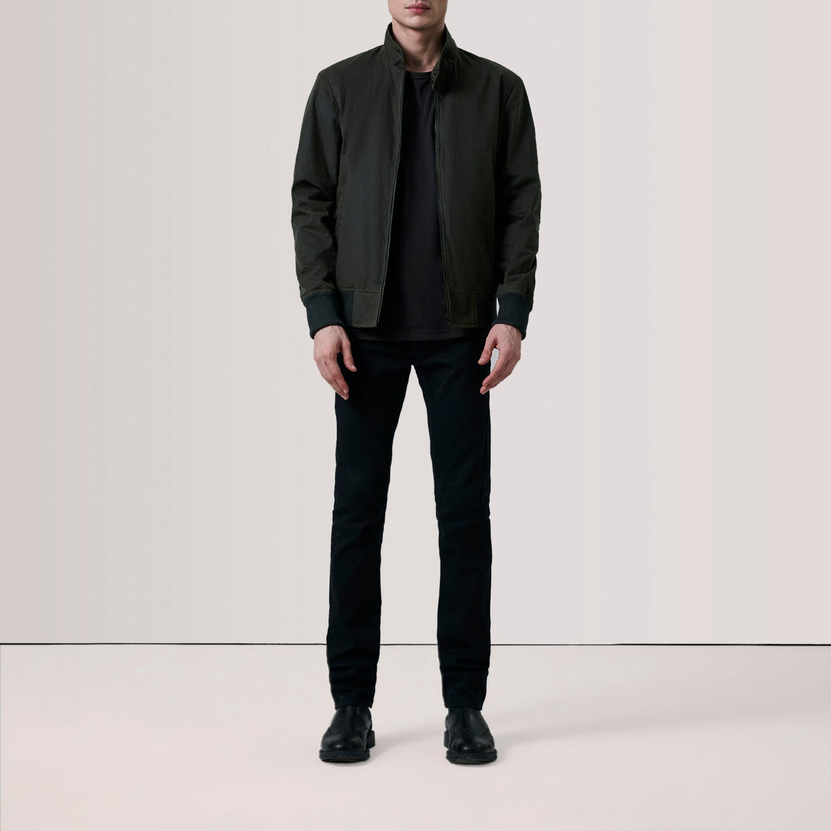 
Olive Waxed Cotton Canvas Bomber Jacket - Vista posterior con hombros definidos y bajo impecable