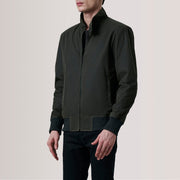 
Morrison Olive Canvas Chaqueta Bomber de Cuero para Hombre For Men - Vista lateral mostrando el corte ergonómico de mangas