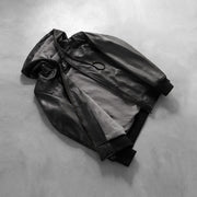 
Perspectiva del modelo vistiendo Nintenzo Black Hooded Leather Jacket en modelo con caída natural bajo luz de día