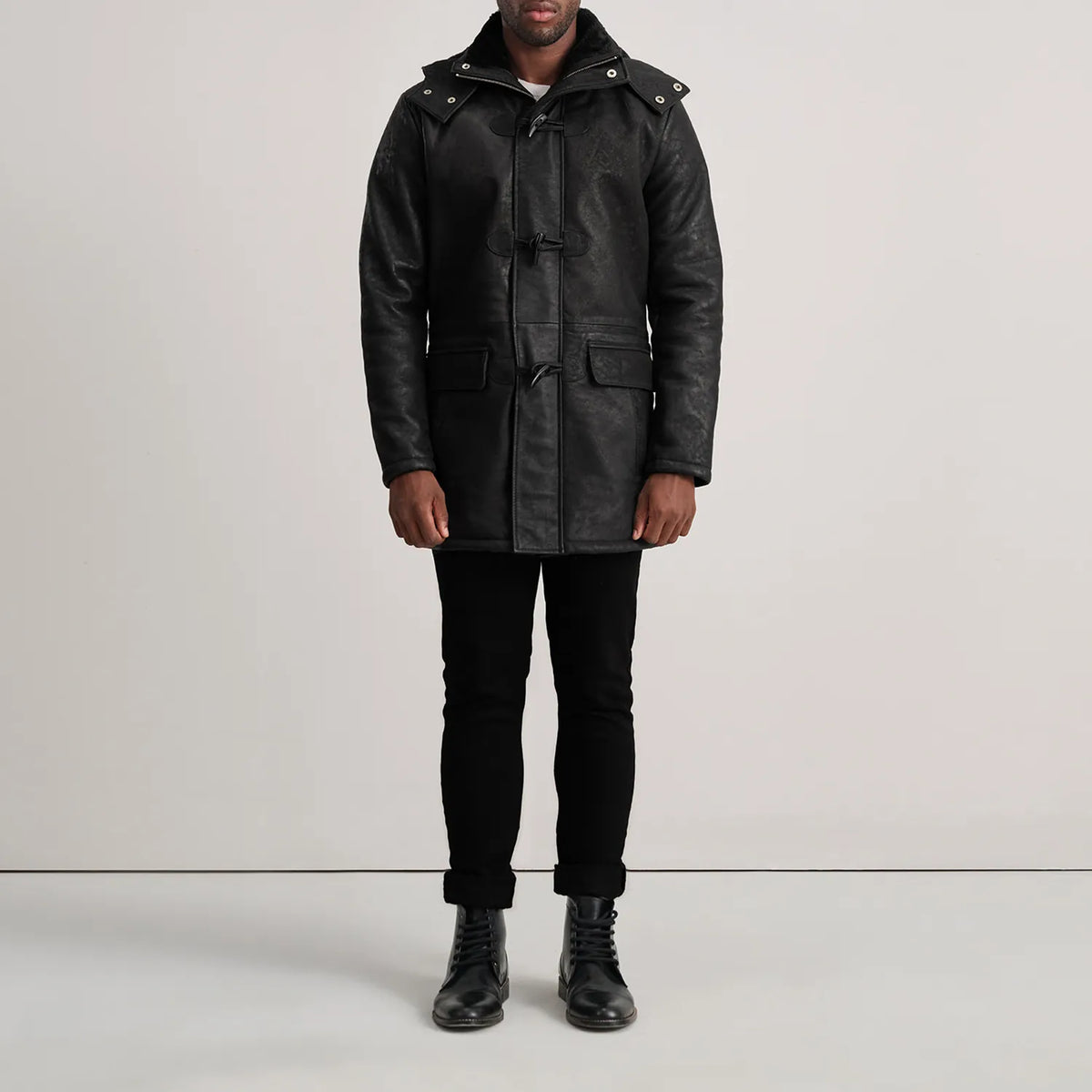 
Nolan Black Snuffed Leather Duffle Coat - Vista lateral mostrando el corte ergonómico de mangas