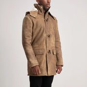 
Perspectiva del modelo vistiendo Nolan Black Snuffed Leather Duffle Coat en modelo con caída natural bajo luz de día