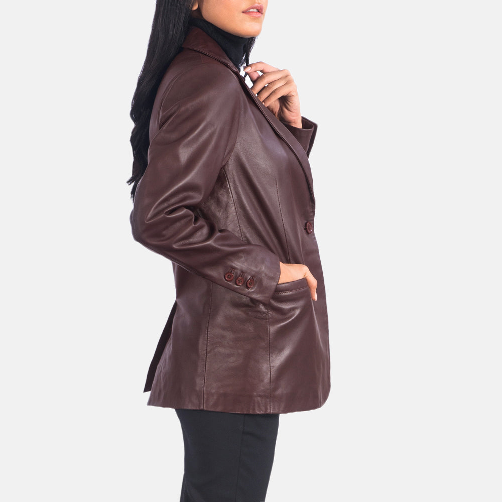 Perspectiva de ajuste de Norma Brown Suede Blazer en modelo - Caída natural con luz de día