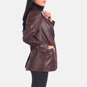 Perspectiva de ajuste de Norma Brown Suede Blazer en modelo - Caída natural con luz de día