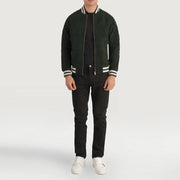 Pascal Verde Suede Varsity Chaqueta de Cuero para Hombre - Vista de perfil lateral con corte ergonómico de manga