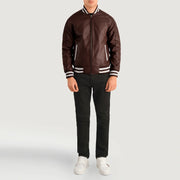 Pascal Granate Leather Varsity Chaqueta de Cuero para Hombre - Vista de perfil lateral con corte ergonómico de manga