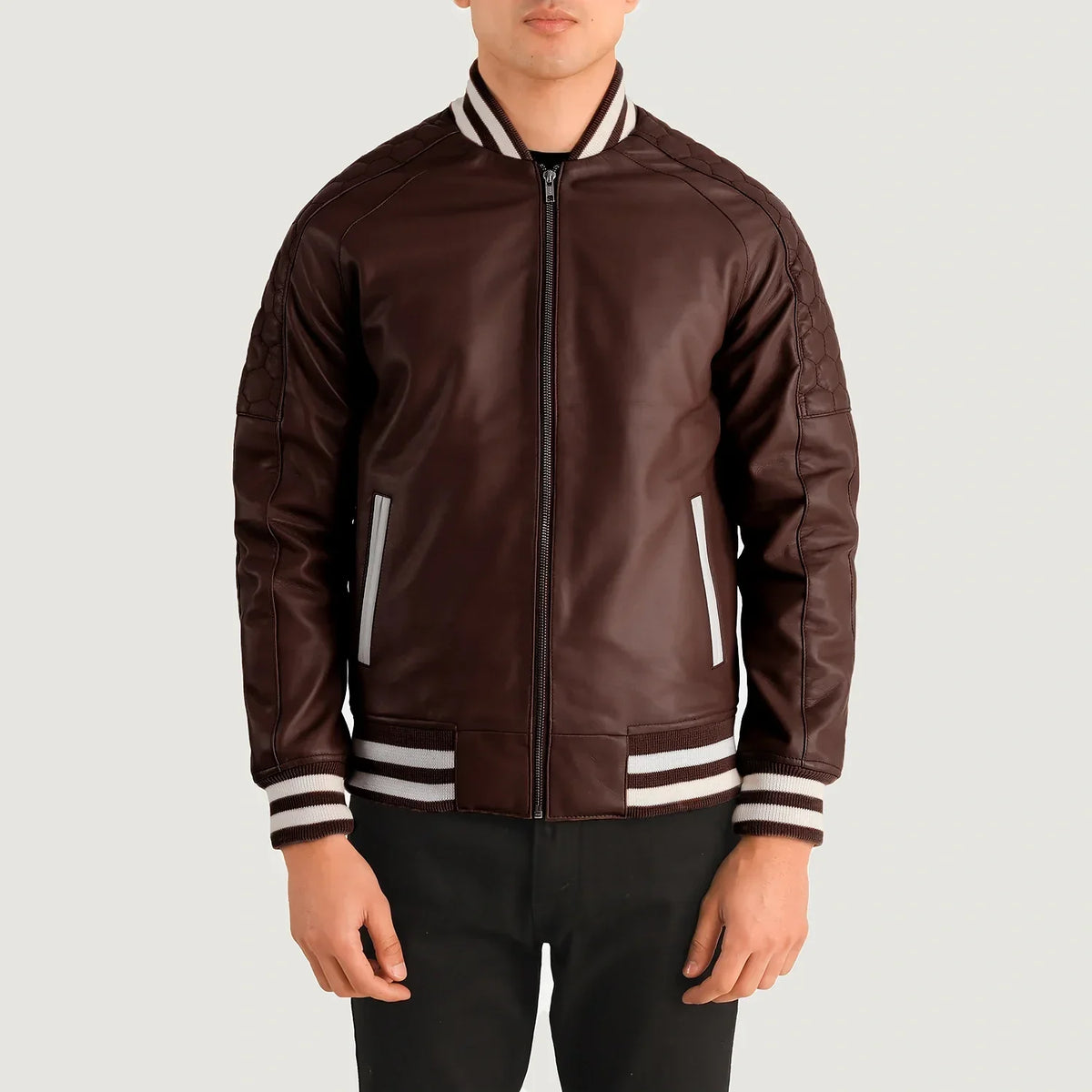 Detalle de cerca of Varsity collar &amp; Zipper Hardware on Pascal Granate Leather Varsity Chaqueta de Cuero para Hombre