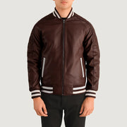 Detalle de cerca of Varsity collar &amp; Zipper Hardware on Pascal Granate Leather Varsity Chaqueta de Cuero para Hombre