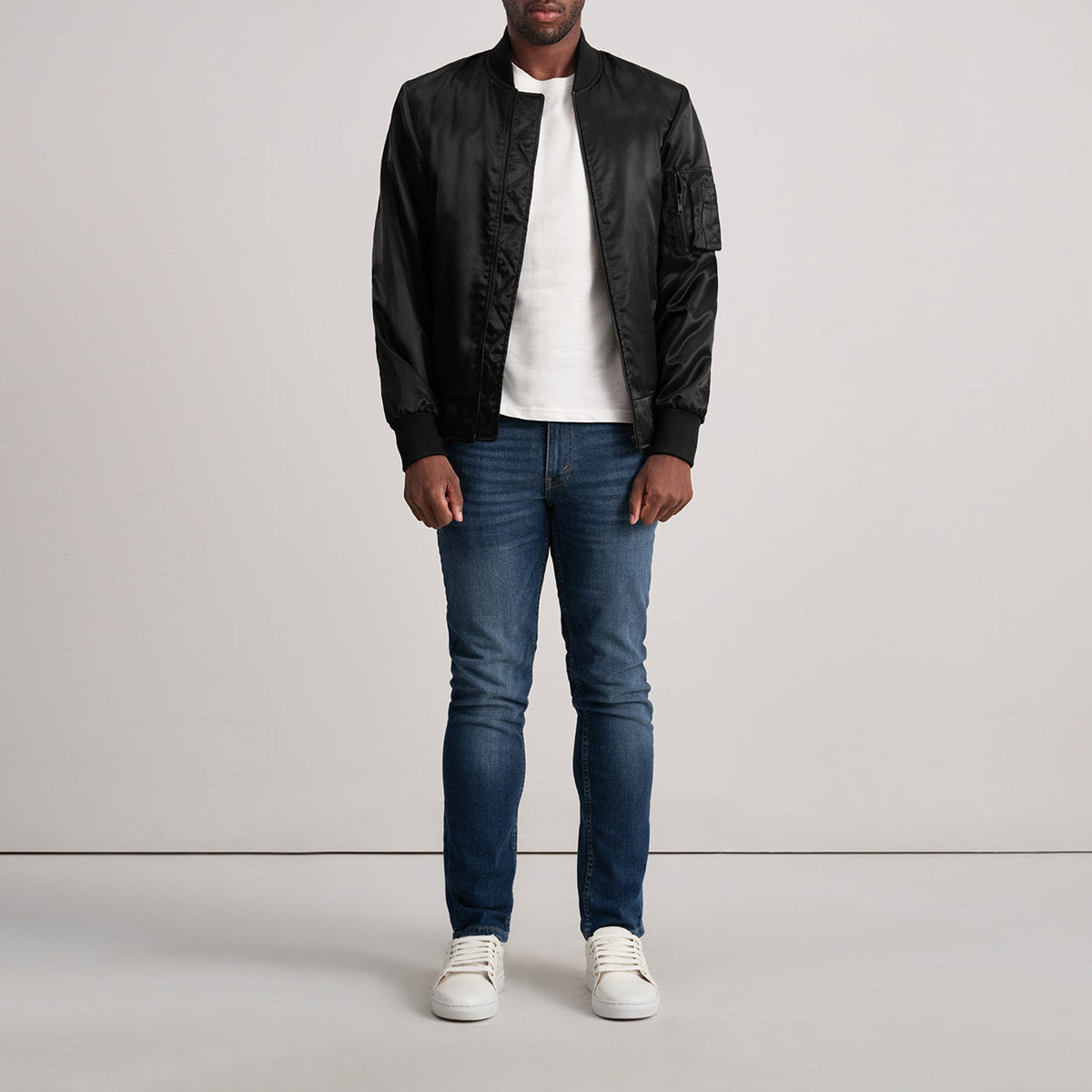 Detalle de cerca of Varsity &amp; Zipper Hardware on Quinton MA-1 Negro Cazadora Bomber de Cuero para Hombre