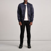 Detalle de cerca of Varsity &amp; Zipper Hardware on Quinton MA-1 Azul Cazadora Bomber de Cuero para Hombre