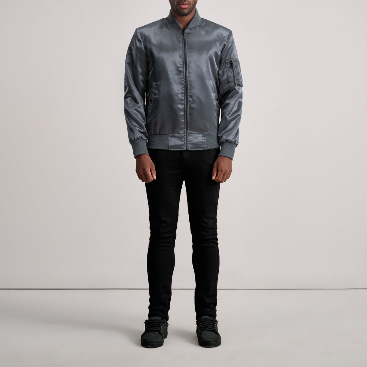 Detalle de cerca of Varsity &amp; Zipper Hardware on Quinton MA-1 Gris Cazadora Bomber de Cuero para Hombre