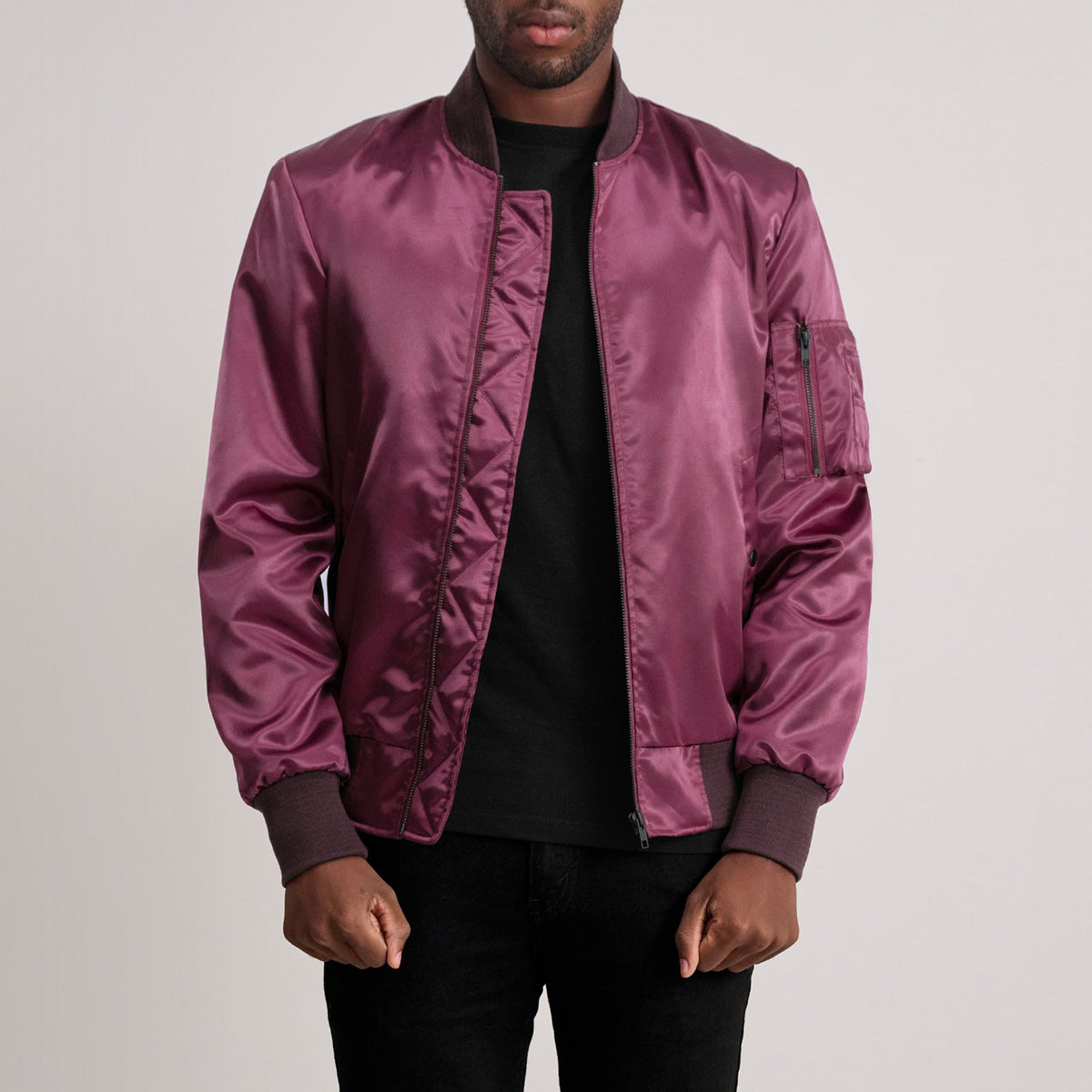 Quinton MA-1 Granate Cazadora Bomber de Cuero para Hombre - Vista de perfil lateral con corte ergonómico de manga