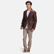 Radaron Acolchado Granate Blazer de Cuero de Cuero para Hombre - Vista de perfil lateral con corte ergonómico de manga