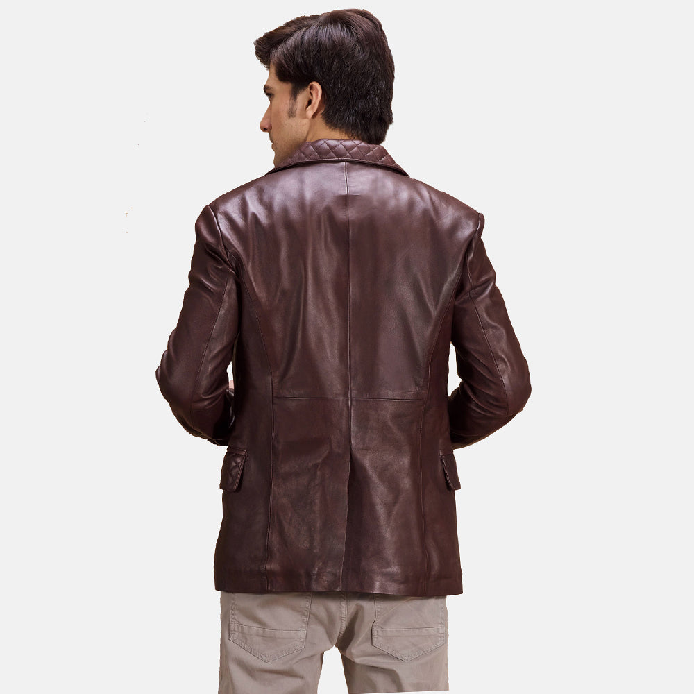 Detalle de cerca of Notch &amp; Button Hardware on Radaron Acolchado Granate Blazer de Cuero de Cuero para Hombre
