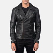 Detalle de cerca of Notch &amp; Zipper Hardware on Men's Raiden Black Leather Biker Jacket