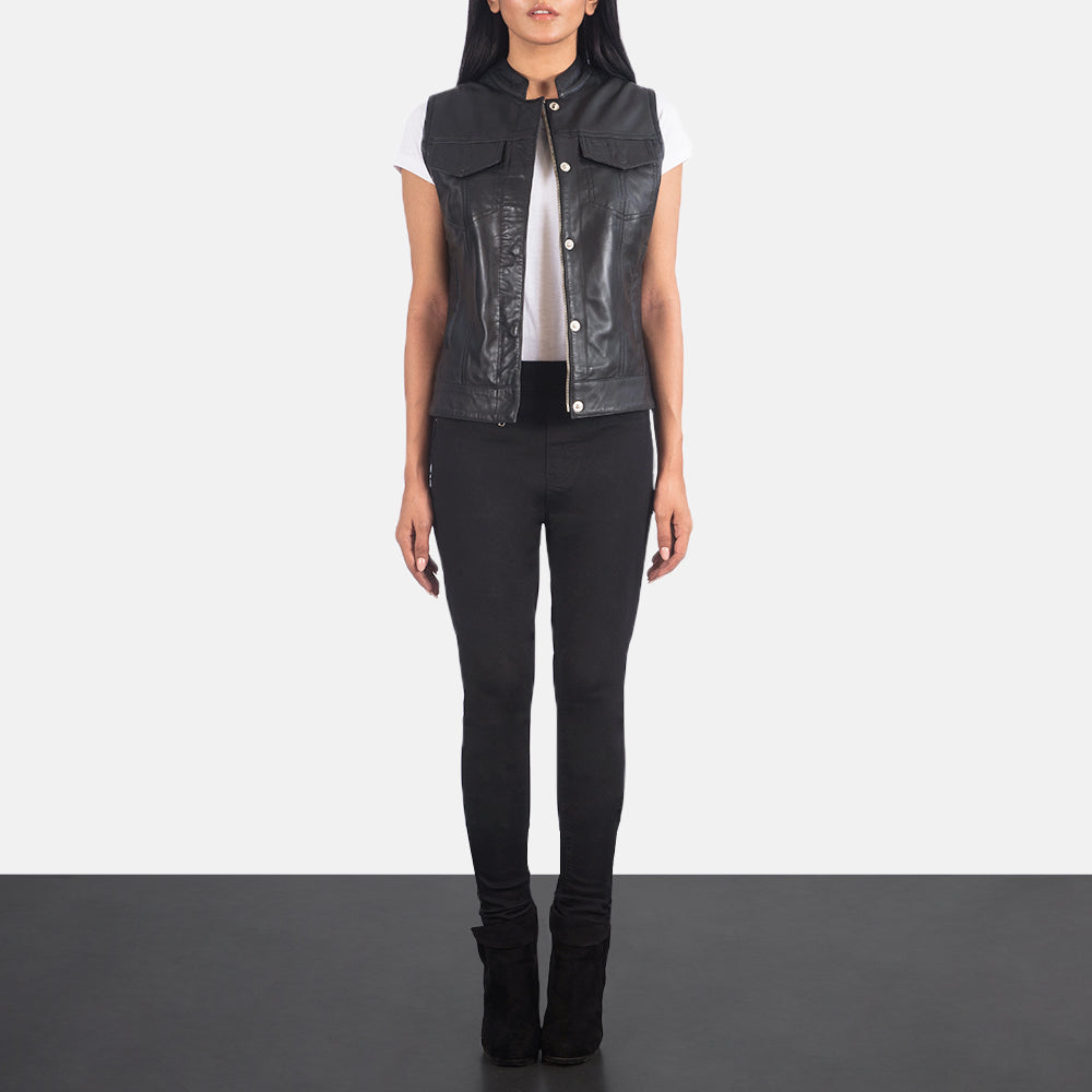 
Rayne Moto Negro Chaleco de Cuero para Mujer - Vista lateral mostrando el corte ergonómico de mangas