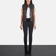 
Rayne Moto Marrón Chaleco de Cuero para Mujer - Vista lateral mostrando el corte ergonómico de mangas