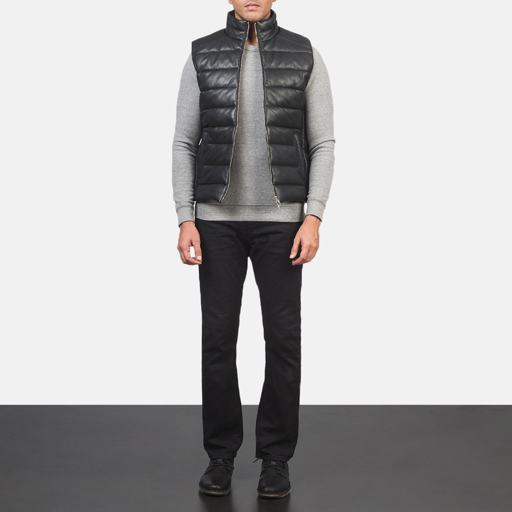 Men's Reeves Negro Leather Puffer Vest para Hombre - Vista de perfil lateral con corte ergonómico de manga